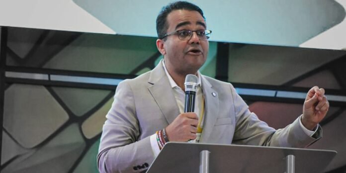 Pastor Lierte Soares, idealizador da Missão Reversa. Pastor brasileiro Lierte Soares discute o conceito de Missão Reversa em igreja moderna.