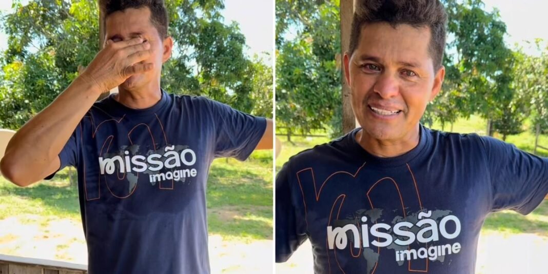 Missionário em canoa leva suprimentos para comunidade ribeirinha na Amazônia