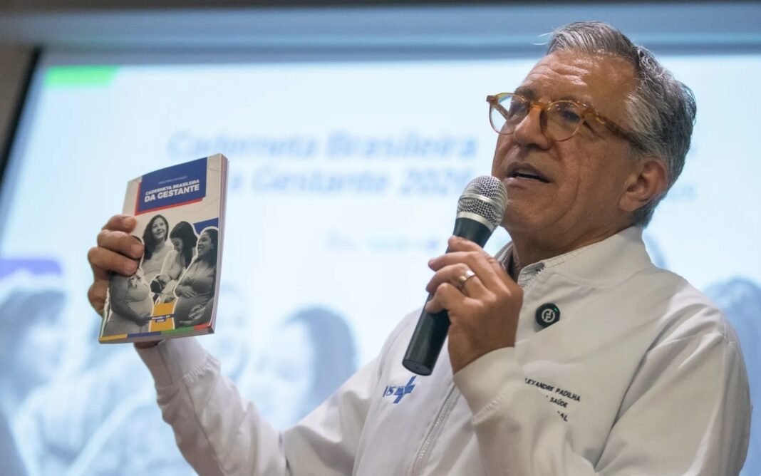 Caderneta da Gestante atualizada em destaque, com informações sobre saúde pré-natal.
