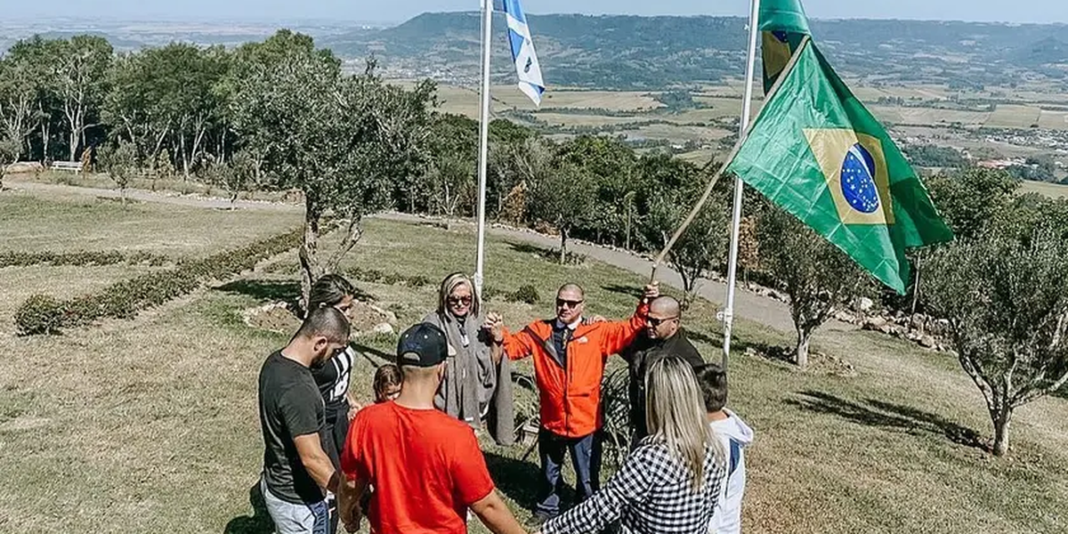 Pessoas em oração contínua em uma igreja no Rio Grande do Sul.