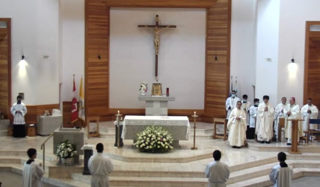 Padre idoso em quarto de hospital canadense com expressão de preocupação