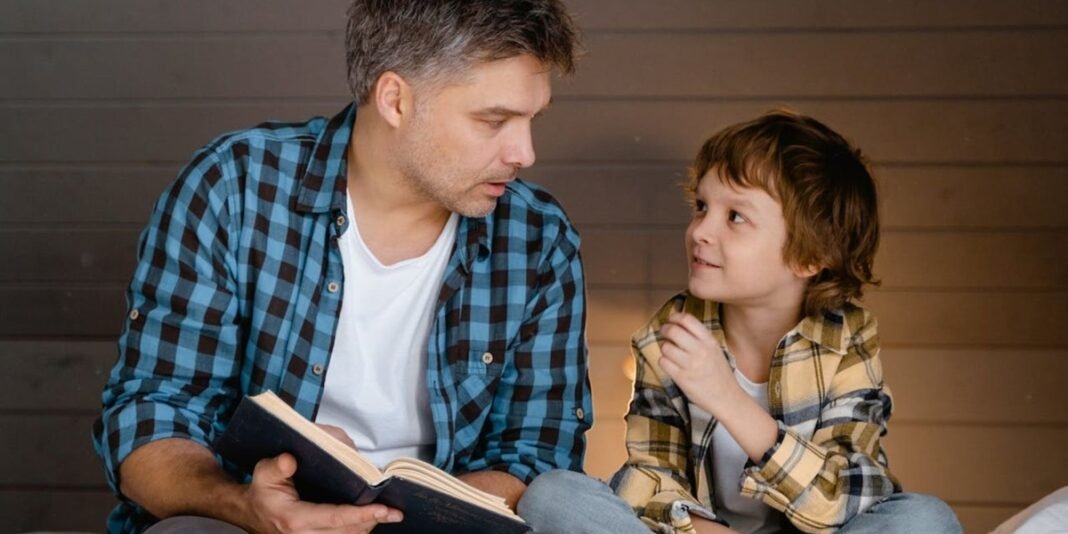 Família americana em momento de oração e leitura bíblica em casa.