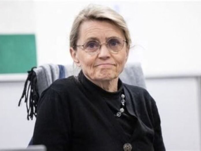 Päivi Räsänen em um ambiente de tribunal, expressando seriedade após apelação.