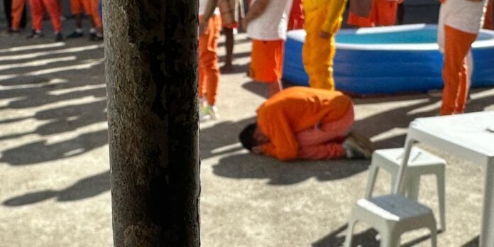 Detentos são batizados em piscina improvisada no pátio de penitenciária no Paraná