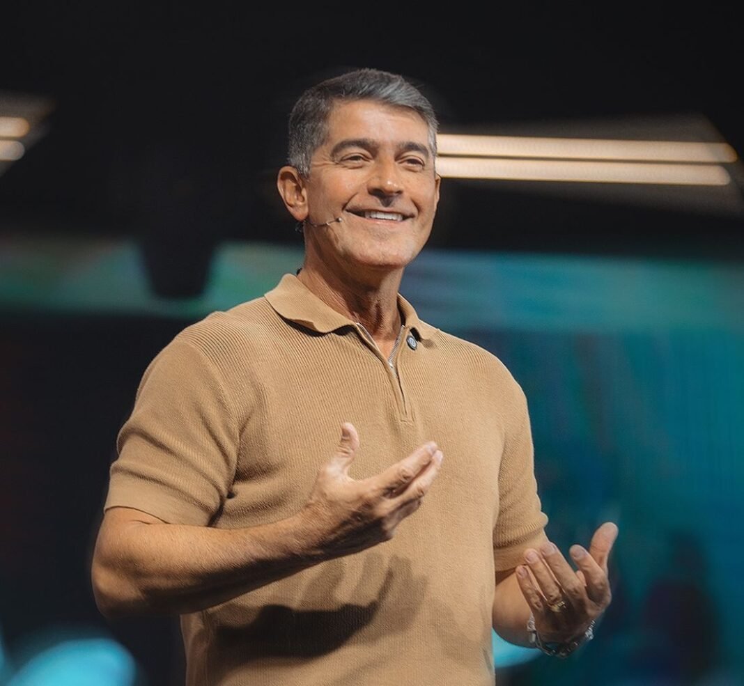 Pastor Josué Valandro Jr. falando em público