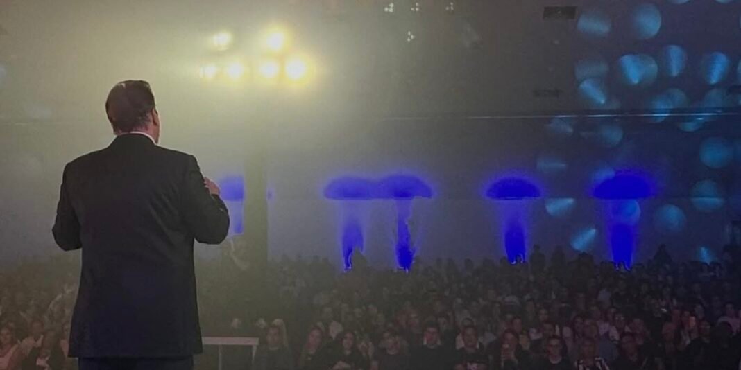 Pastor Joel Engel pregando sobre dons espirituais em uma igreja