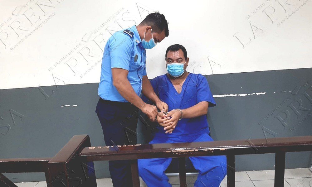 Pastor evangélico dentro de cela de prisão na Nicarágua segurando uma Bíblia.