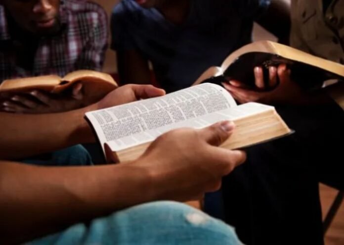 A importância da leitura diária da Bíblia segundo o Pastor Nicodemus Pastor Augustus Nicodemus lendo a Bíblia em um ambiente tranquilo