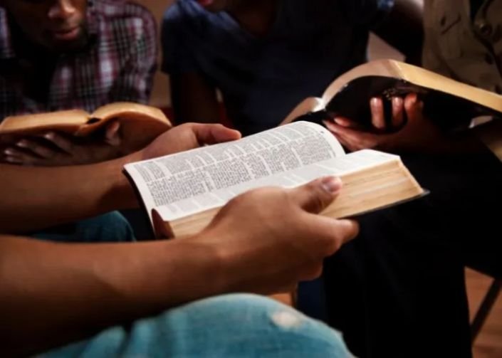 Pastor Augustus Nicodemus lendo a Bíblia em um ambiente tranquilo