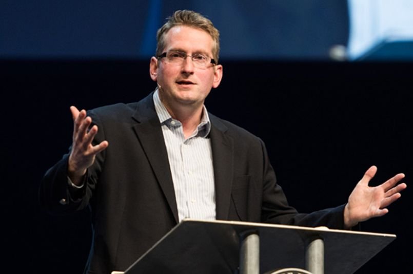 Pastor Sam Allberry em um escritório, refletindo sobre as recentes declarações.