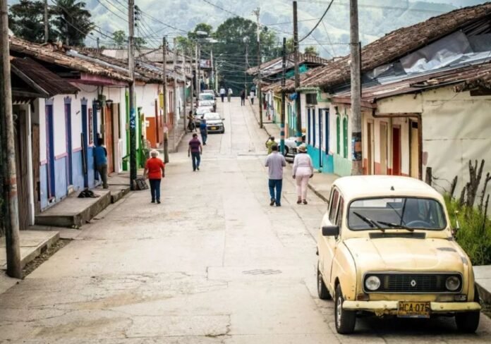 Líder religioso clama por segurança na Colômbia Pastor colombiano em frente a sua igreja, com expressão de preocupação.