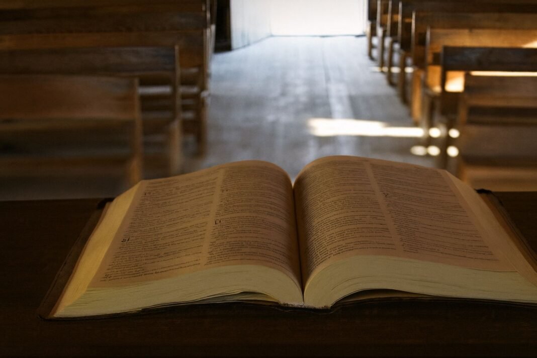 Pastor pensativo em seu escritório reflete sobre sua vocação e satisfação ministerial.