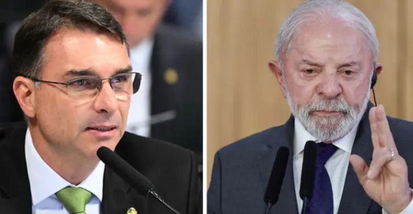 Dois políticos em um pódio com gráficos de pesquisa ao fundo