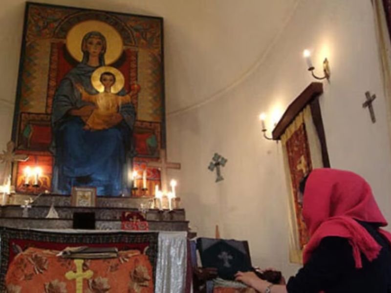 Família iraniana em oração em uma igreja doméstica secreta.