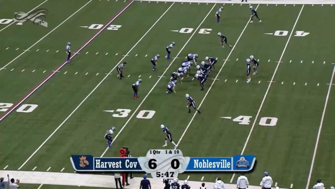 Jogadores de futebol americano homeschoolers comemoram um touchdown em campo.