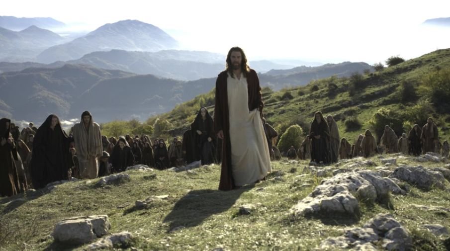 Mel Gibson dirigindo cenas de 'A Ressurreição de Cristo' em set de filmagem italiano