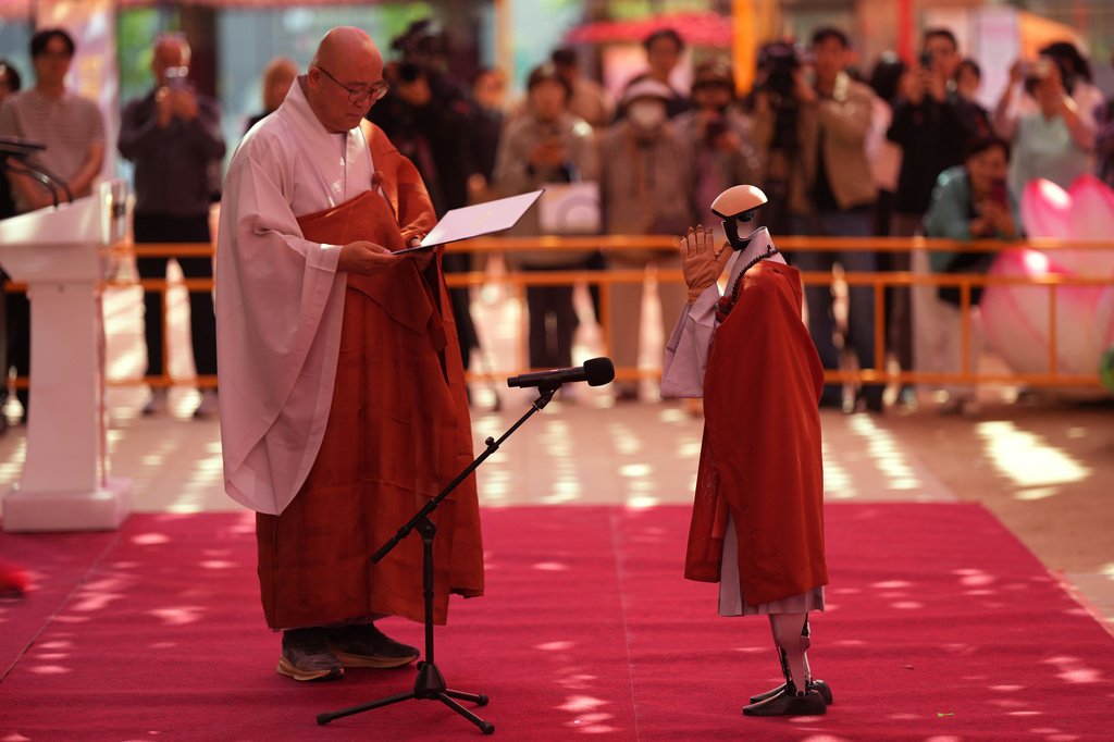 Robô humanoide vestido como monge budista em cerimônia no templo Jogye em Seul, Coreia do Sul.