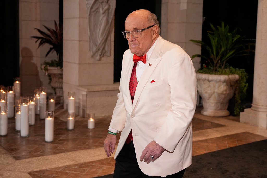 Rudy Giuliani em um corredor de hospital