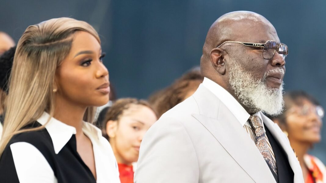 Sarah Jakes Roberts sorrindo em ambiente de igreja