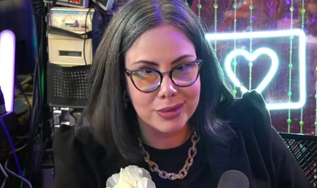 Pastora Sarah Sheeva discursando sobre música e espiritualidade