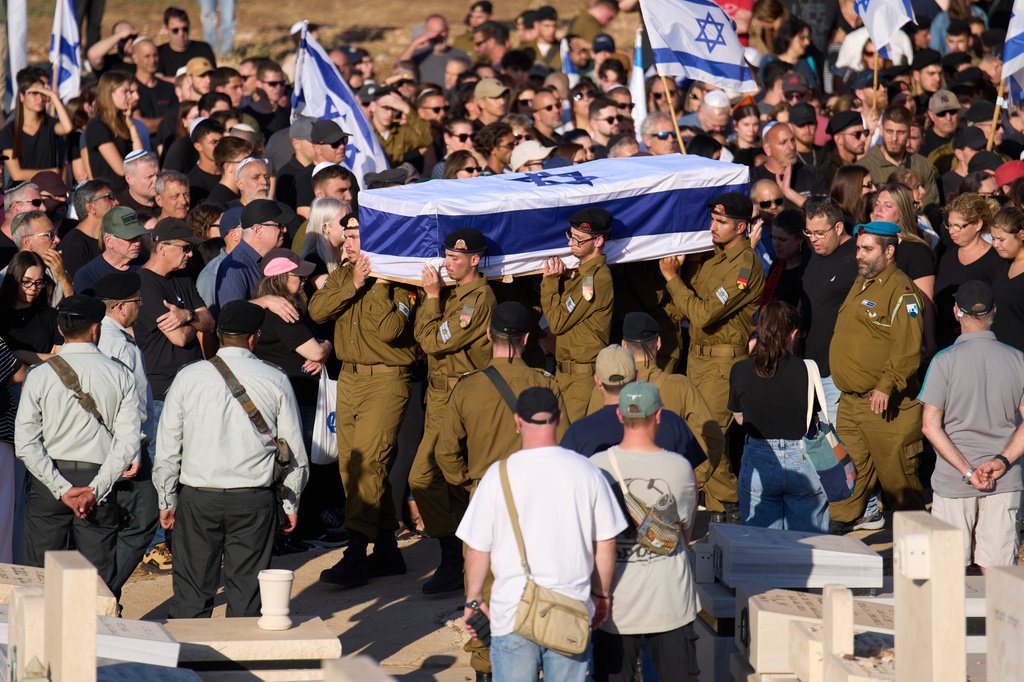 Tanques israelenses patrulhando a fronteira norte de Israel com o Líbano