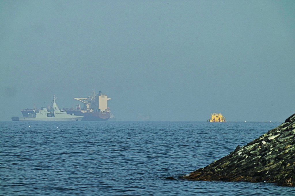 Navio de guerra americano escolta navio mercante no Estreito de Ormuz sob ameaça iraniana.