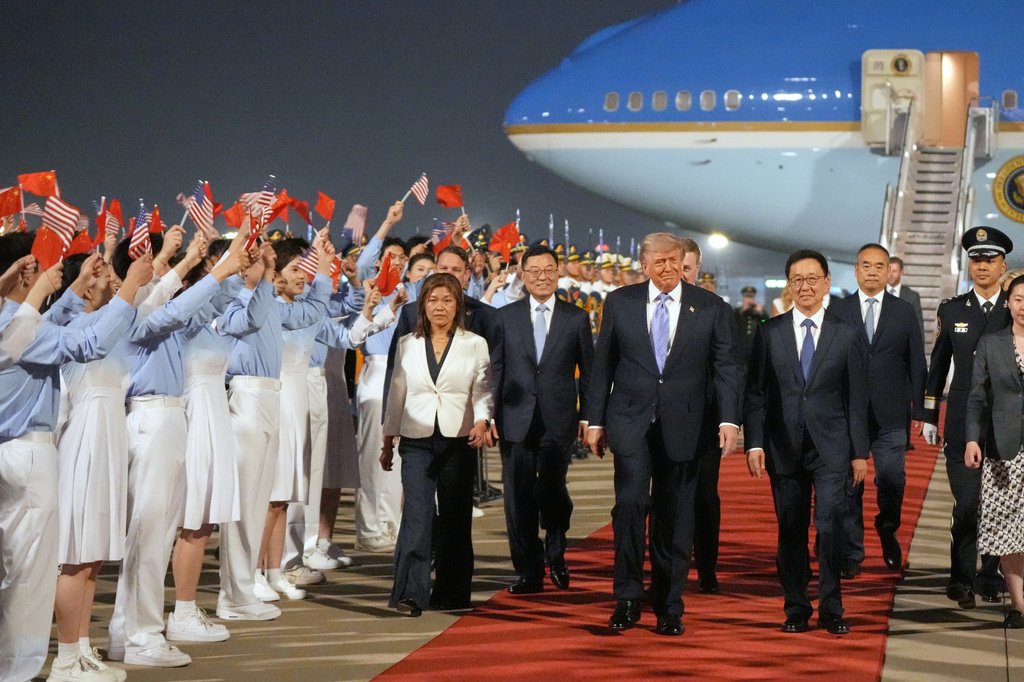 Donald Trump e Xi Jinping em reunião de cúpula tensa na China