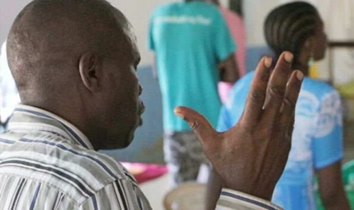 Homem ugandense ferido em clínica após agressão por motivos religiosos