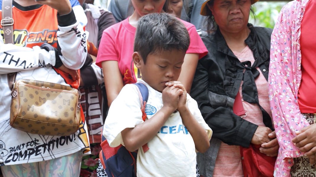 Equipe da Operation Blessing distribui ajuda humanitária para comunidade filipina afetada por terremoto.