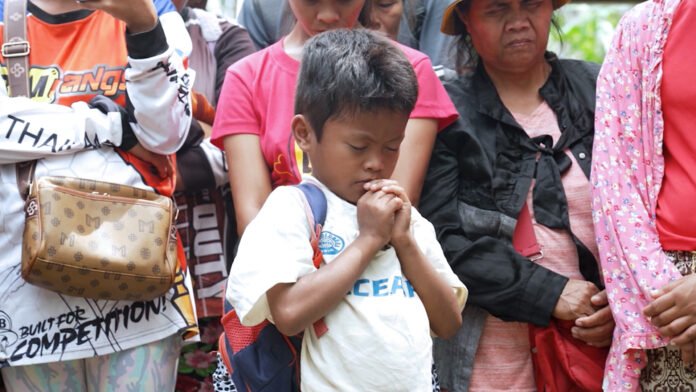 Ajuda Humanitária Chega a Vilarejo Remoto nas Filipinas Após Terremoto Equipe da Operation Blessing distribui ajuda humanitária para comunidade filipina afetada por terremoto.