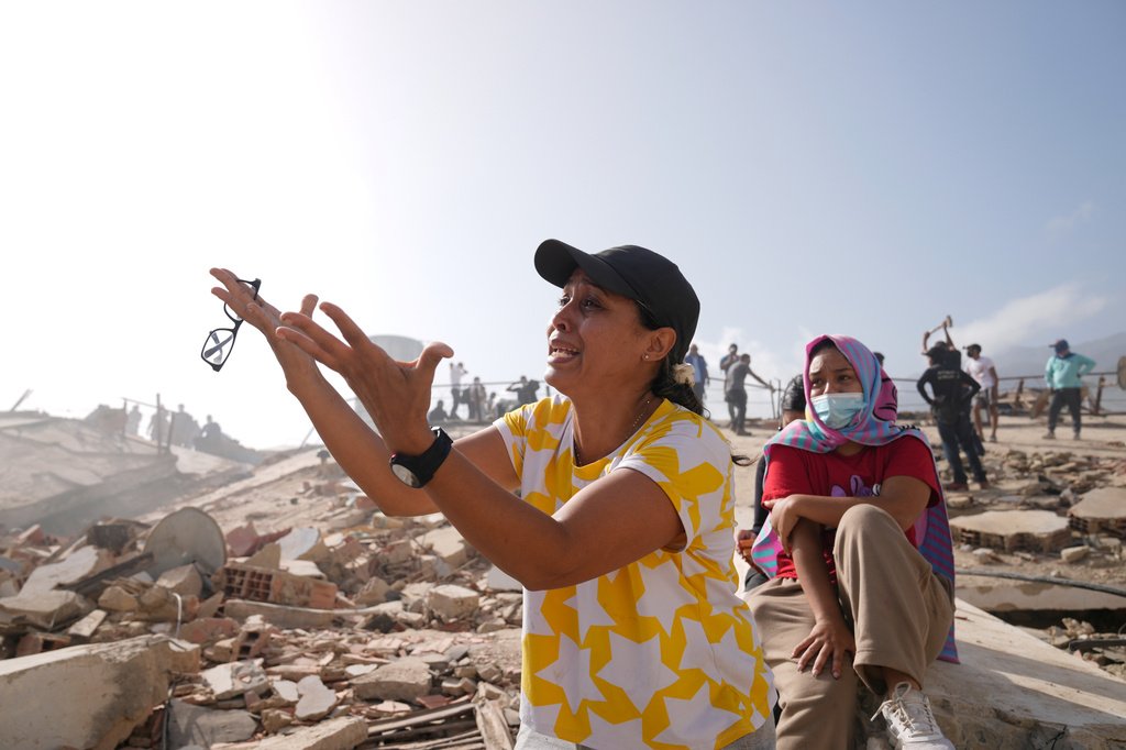 Equipe humanitária distribui suprimentos em área atingida por terremoto na Venezuela.