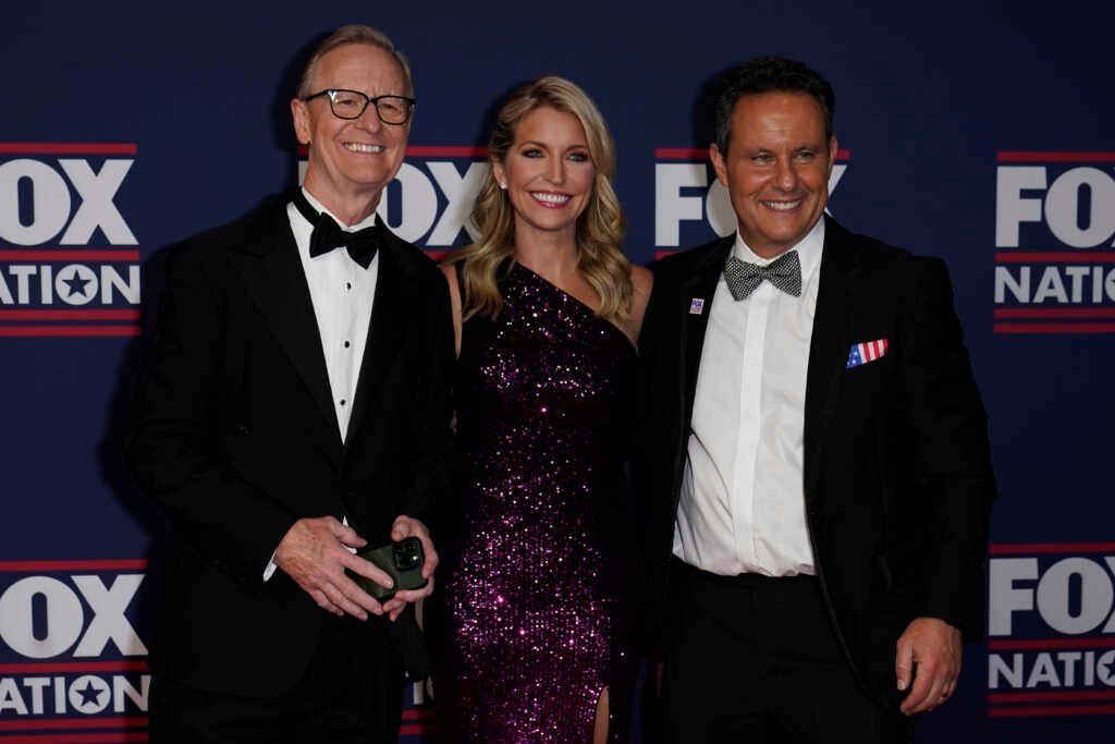 Apresentadora Ainsley Earhardt segura seu livro infantil sobre o orgulho americano.