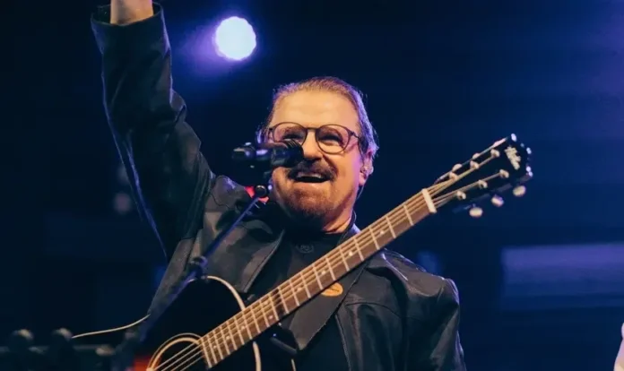 Asaph Borba celebra 50 anos de ministério com novo álbum e carreira icônica.