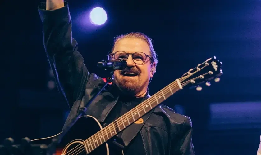 Asaph Borba celebra 50 anos de ministério com novo álbum e carreira icônica.