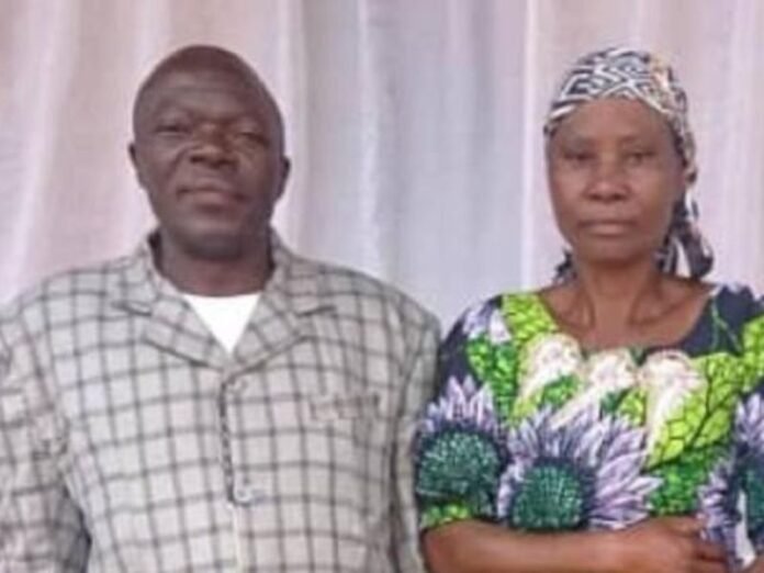 Impacto do ataque do ADF na vila de Mbau, República Democrática do Congo Vila congolesa em Mbau devastada após ataque do ADF, com moradores expressando choque.