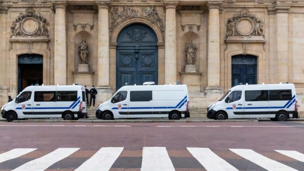 Ruas de Paris com edifícios religiosos, sugerindo a coexistência e as tensões no país.