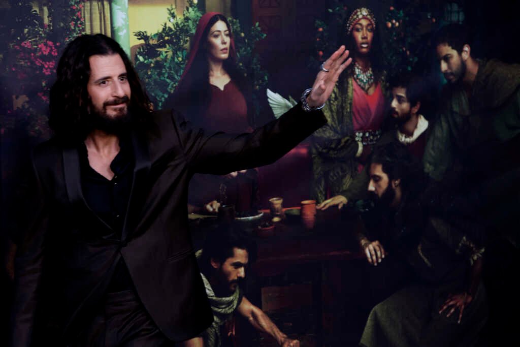 Jonathan Roumie, ator de The Chosen, em evento de tapete vermelho