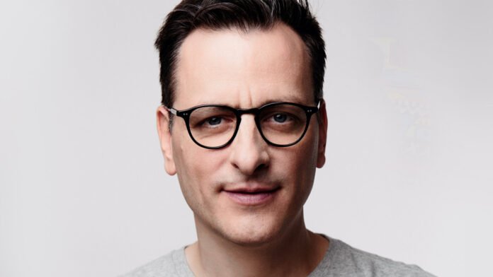 A jornada de fé de Becket Cook em Hollywood Becket Cook, ex-gay de Hollywood, em reflexão após sua conversão ao cristianismo.