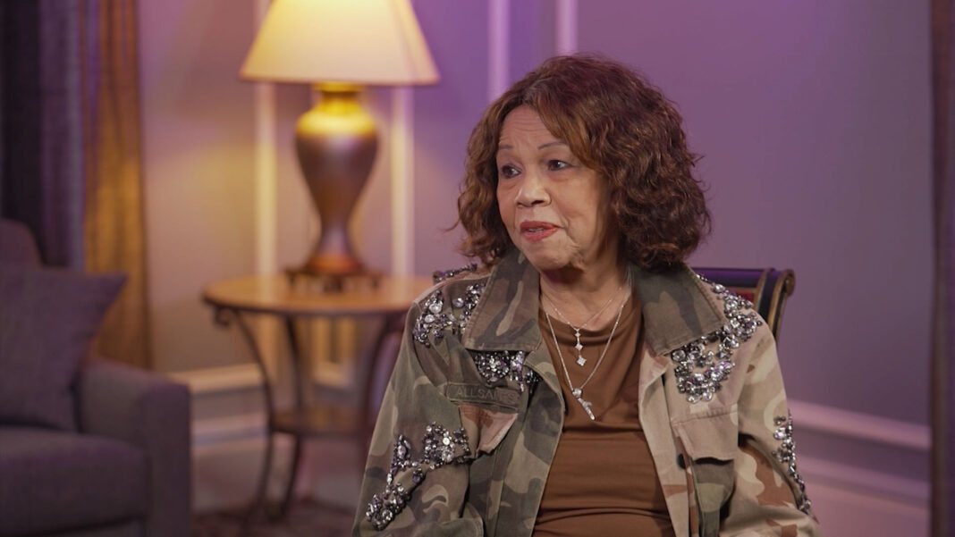 Candi Staton em estúdio de gravação, celebrando indicação ao Grammy.