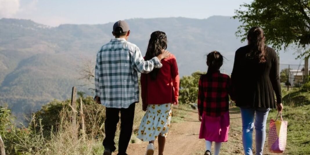 Família cristã mexicana deslocada pela violência de cartéis caminha em direção a abrigo.