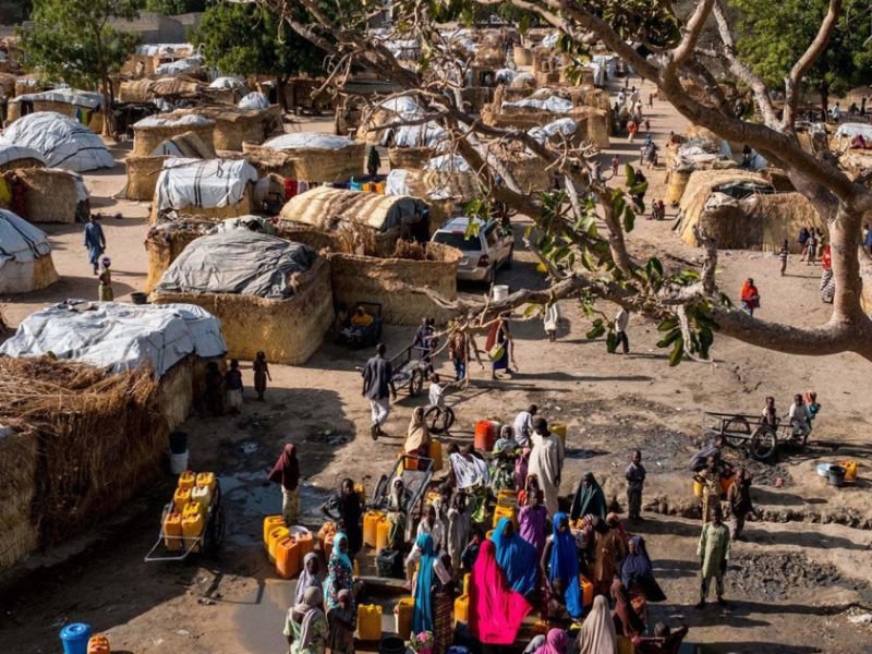 Nigerianos libertados de cativeiro do Boko Haram recebem ajuda humanitária