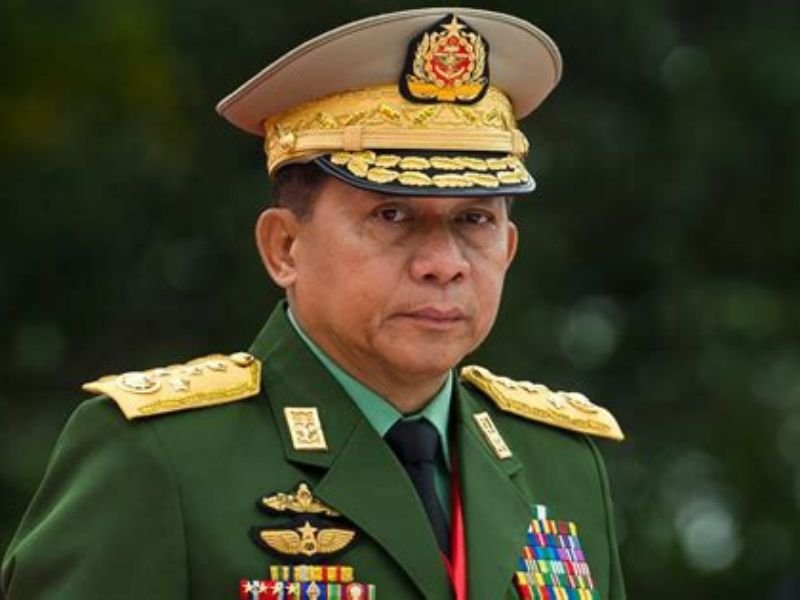 Líder militar de Mianmar Min Aung Hlaing em reunião com oficiais chineses em Pequim