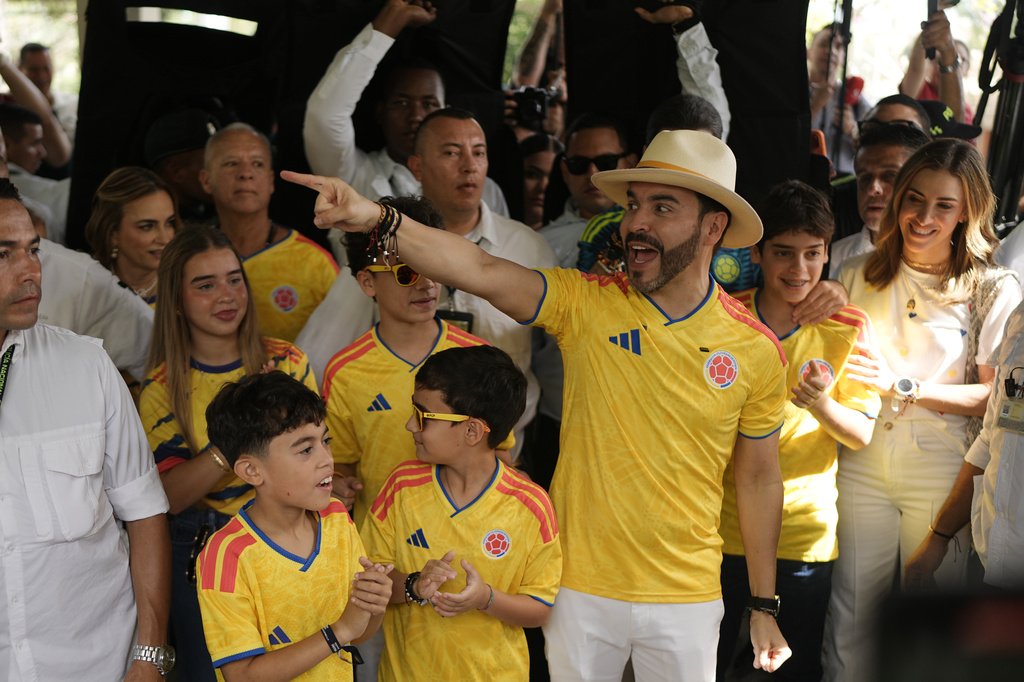 Abelardo De la Espriella, 'El Tigre', acenando em comício na Colômbia após vitória eleitoral apertada