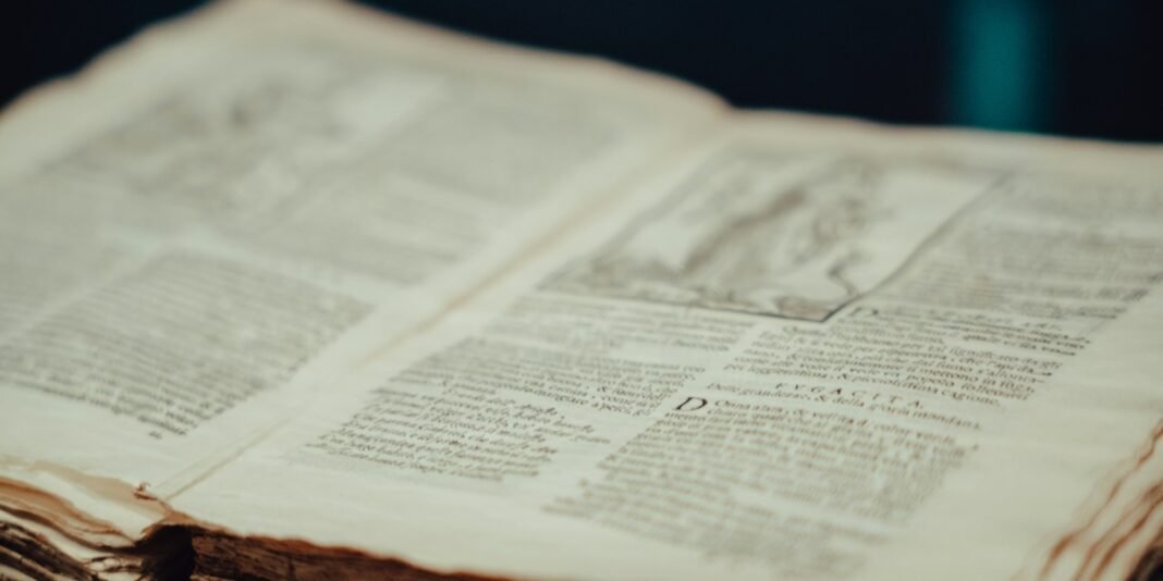 Representação artística da Trindade em um contexto histórico religioso, simbolizando a unidade e divindade