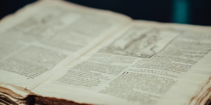 Representação artística da Trindade em um contexto histórico religioso, simbolizando a unidade e divindade
