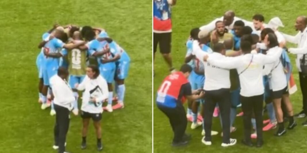 Jogadores da Seleção do Congo em círculo de oração no gramado da Copa do Mundo.
