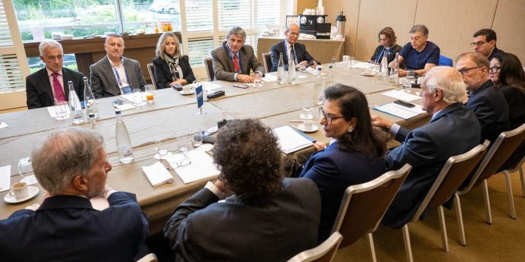Líderes globais discutem o combate ao antissemitismo em conferência em Genebra.