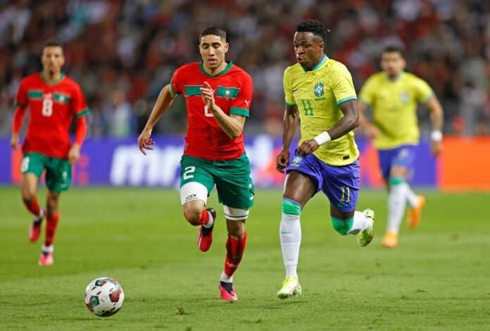 Torcedores de diferentes nações unem-se para assistir à Copa do Mundo Torcedores de diferentes países assistem a um jogo da Copa do Mundo com expressões variadas.
