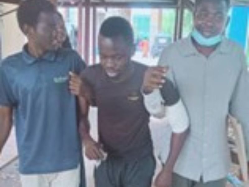 Drake Haron, cristão sudanês, sentado em sua igreja danificada em campo de refugiados.