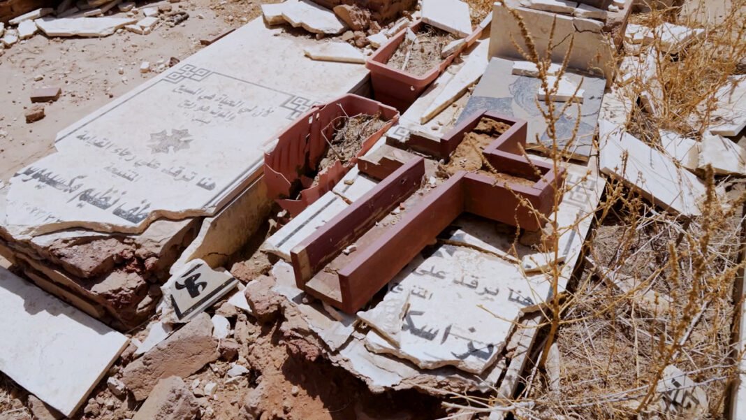 Igreja cristã parcialmente destruída no Sudão, com danos visíveis causados pela guerra civil.